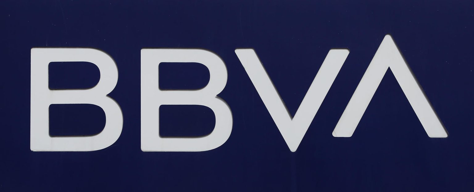 Fotografía de archivo de un logotipo de la institución bancaria BBVA, en la Ciudad de México (México). EFE/Mario Guzmán