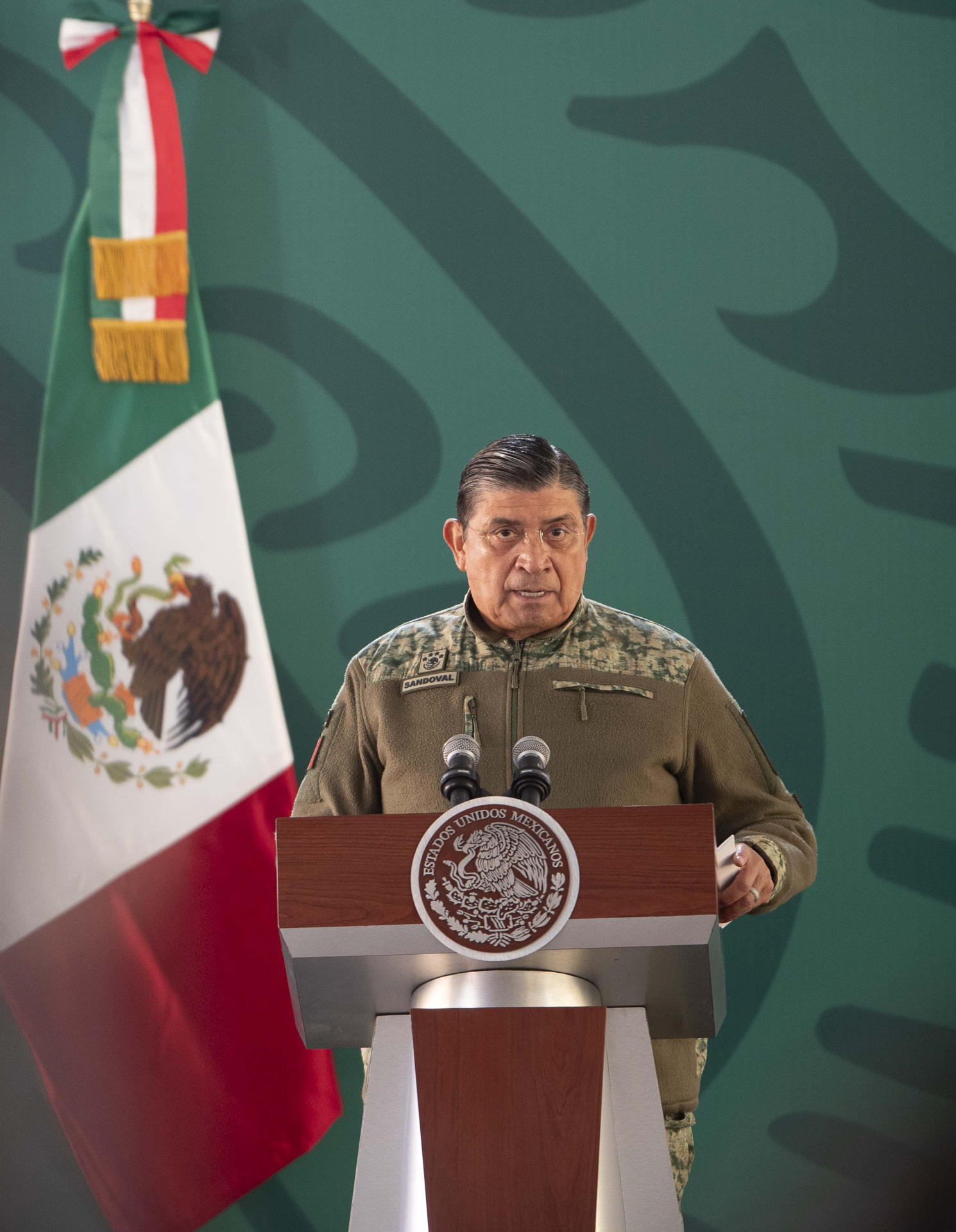 El secretario de la Defensa Nacional, Luis Cresencio Sandoval, participa en una rueda de prensa este viernes en Morelia (México). EFE/Iván Villanueva