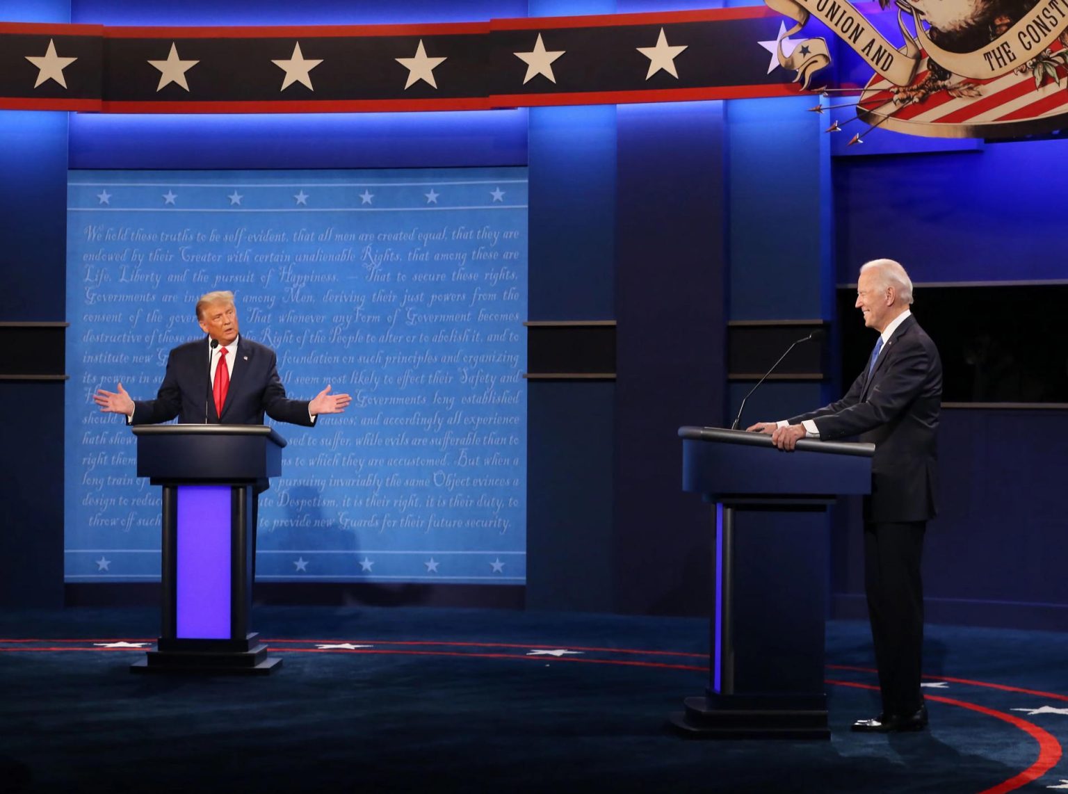 Fotografía de archivo del 22 de octubre de 2020 donde aparece el entonces presidente estadounidense Donald J. Trump (izq.) y el entonces candidato demócrata y actual presidente, Joe Biden, durante un debate en Nashville, Tennessee (EE.UU.). EFE/ Michael Reynolds