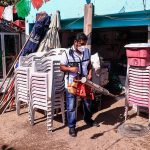 Trabajadores participan en una jornada de fumigación en zonas propensas a la proliferación de los mosquitos transmisores del dengue el 9 de marzo de 2024, en Acapulco (México). EFE/ David Guzmán