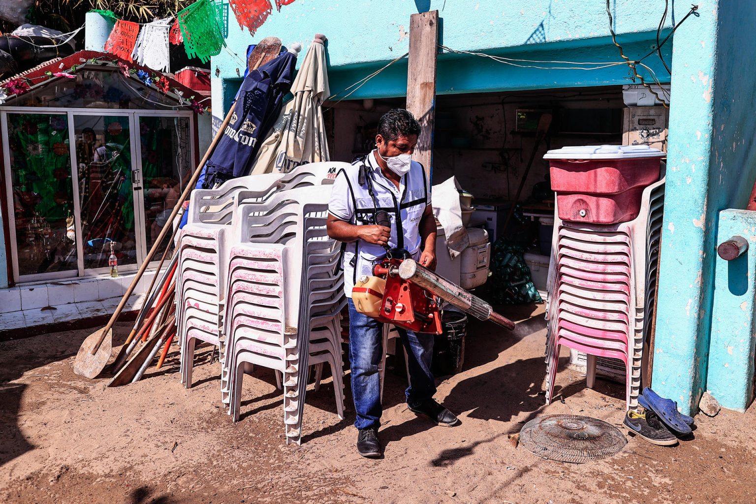 Trabajadores participan en una jornada de fumigación en zonas propensas a la proliferación de los mosquitos transmisores del dengue el 9 de marzo de 2024, en Acapulco (México). EFE/ David Guzmán