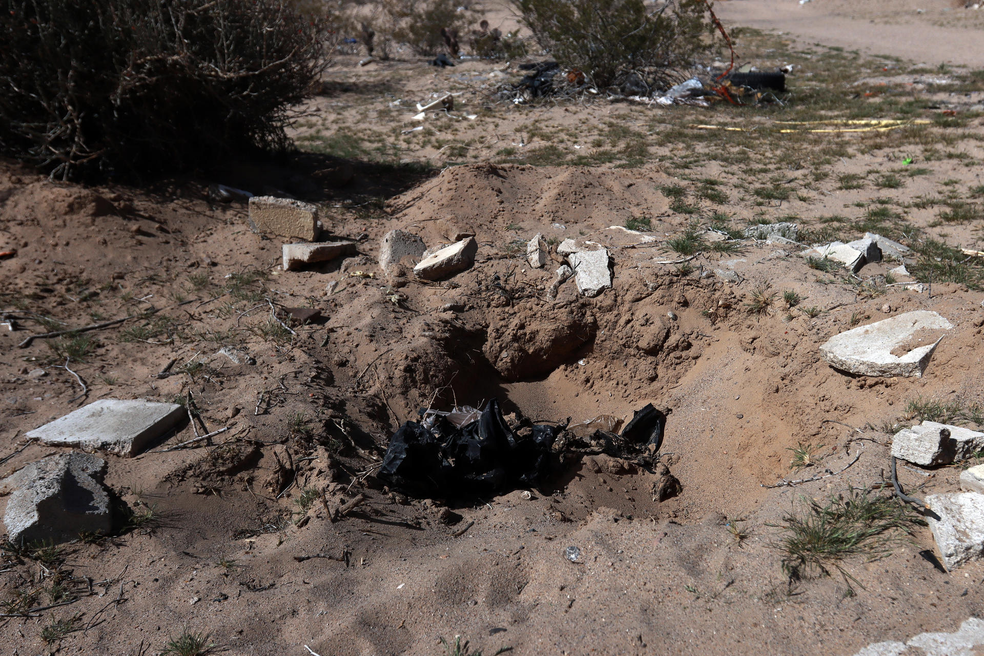 Fotografía que muestra el hallazgo de una fosa clandestina, este jueves en Ciudad Juárez (México). EFE/Luis Torres
