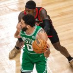 Fotografía de archivo en la que se registró a Jayson Tatum(abajo), alero estrella de los Celtics de Boston, quien aportó 38 puntos y 6 rebotes en el triunfo a domicilio de su equipo 107-123, sobre los Jazz de Utah en la NBA. EFE/Julio César Rivas