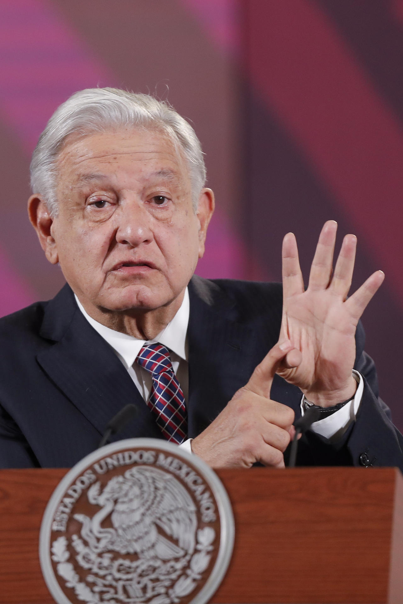 El presidente de México Andrés Manuel López Obrador habla en una rueda de prensa este miércoles, en Palacio Nacional, en la Ciudad de México (México). EFE/ Isaac Esquivel