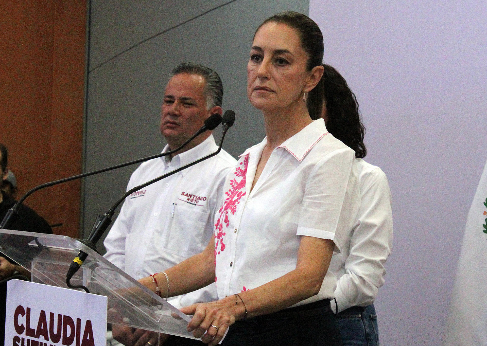 La candidata presidencial del oficialismo Movimiento de Regeneración Nacional (Morena), Claudia Sheinbaum, participa durante un acto público este jueves en Querétaro (México). EFE/ Sergio Adrián Angeles
