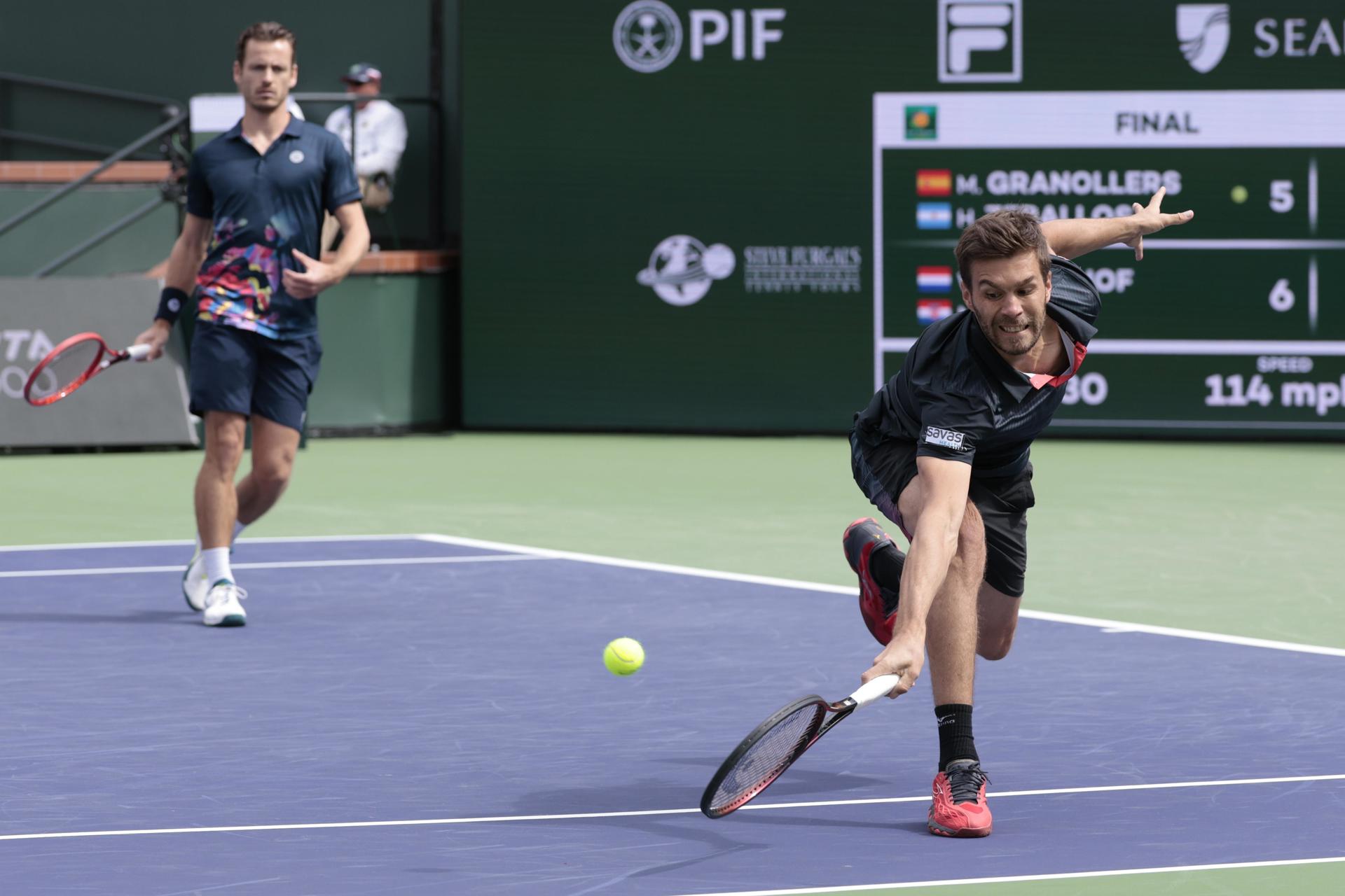 El tenista croata Nikola Mektic (d) y el neerlandes Wesley Koolhof (i) fueron registrados este viernes, 15 de marzo, al intentar devolverle una bola a la dupla del argentino Horacio Zeballos y el español Marcel Granollers, durante la final masculina de dobles del Masters 1.000 de Indian Wells, en Indian Wells (California, EE.UU.) EFE/John G. Mabanglo
