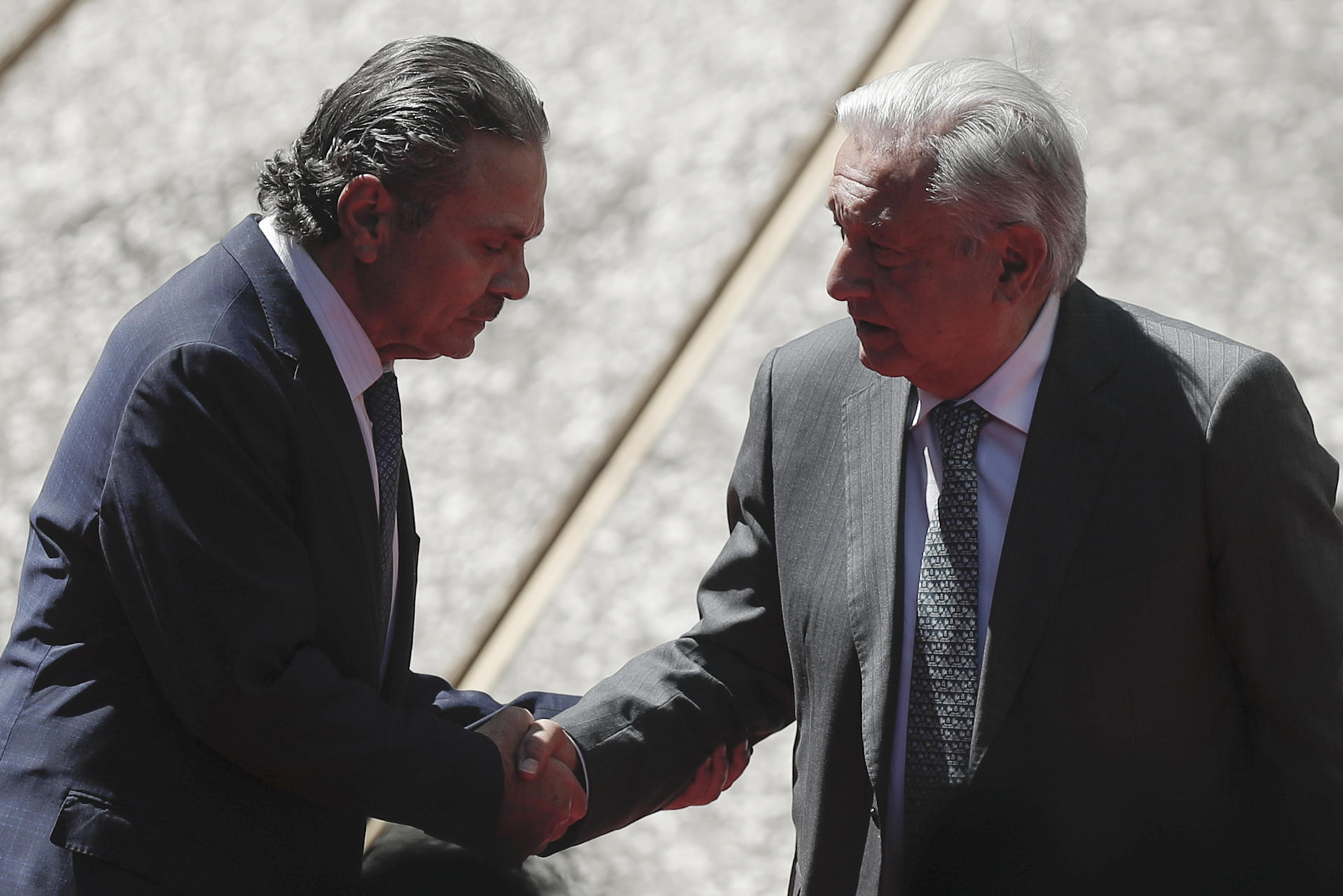 El presidente de México, Andrés Manuel López Obrador (d), saluda al director de Petróleos Mexicanos (Pemex), Octavio Romero, durante la ceremonia por el 86 Aniversario de la Expropiación Petrolera, este lunes en Ciudad de México (México). EFE/Isaac Esquivel
