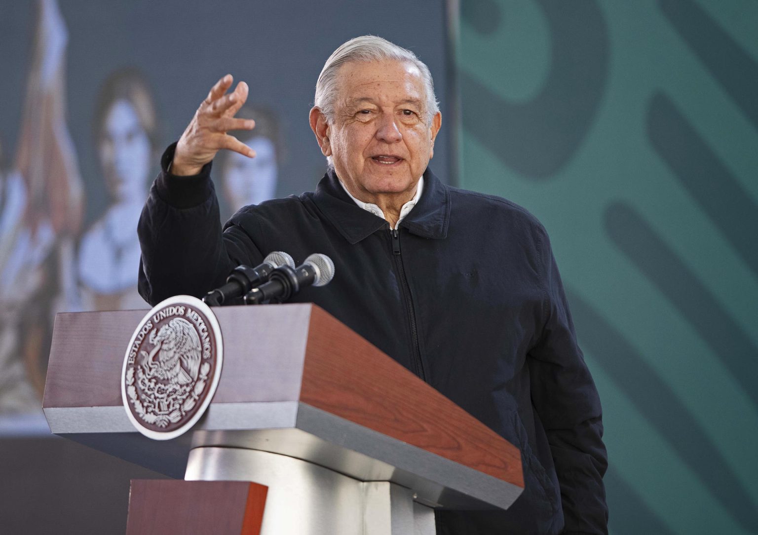 El presidente de México, Andrés Manuel López Obrador, habla durante una rueda de prensa este viernes en Morelia (México). EFE/Iván Villanueva