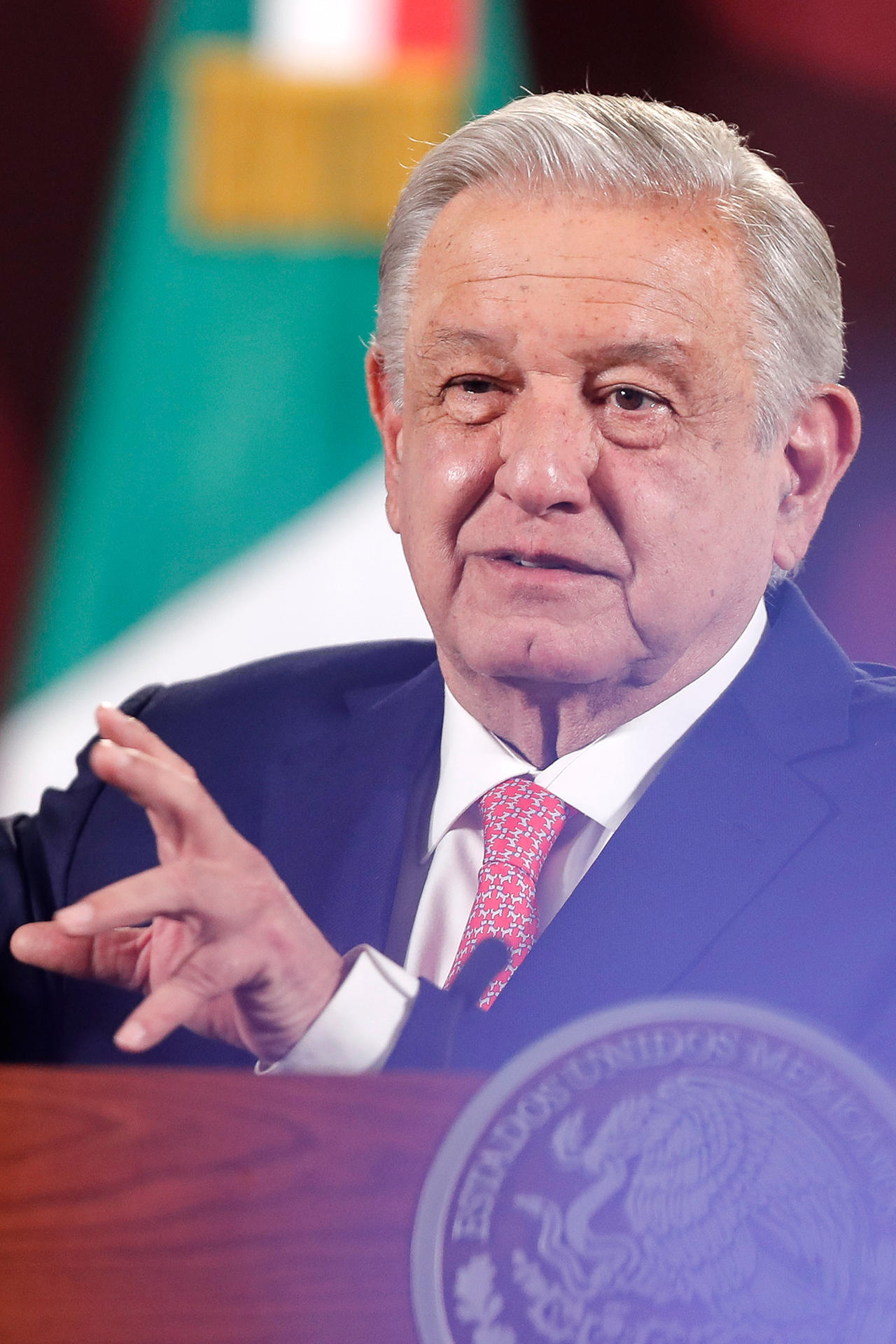 El presidente de México, Andrés Manuel López Obrador, habla durante su conferencia de prensa matutina este martes, en el Palacio Nacional en Ciudad de México (México). López Obrador subió dos puntos porcentuales hasta el 56 % de la ciudadanía en la encuesta del periódico El Financiero publicada este martes tras el arranque de las campañas presidenciales el viernes pasado. EFE/ Isaac Esquivel
