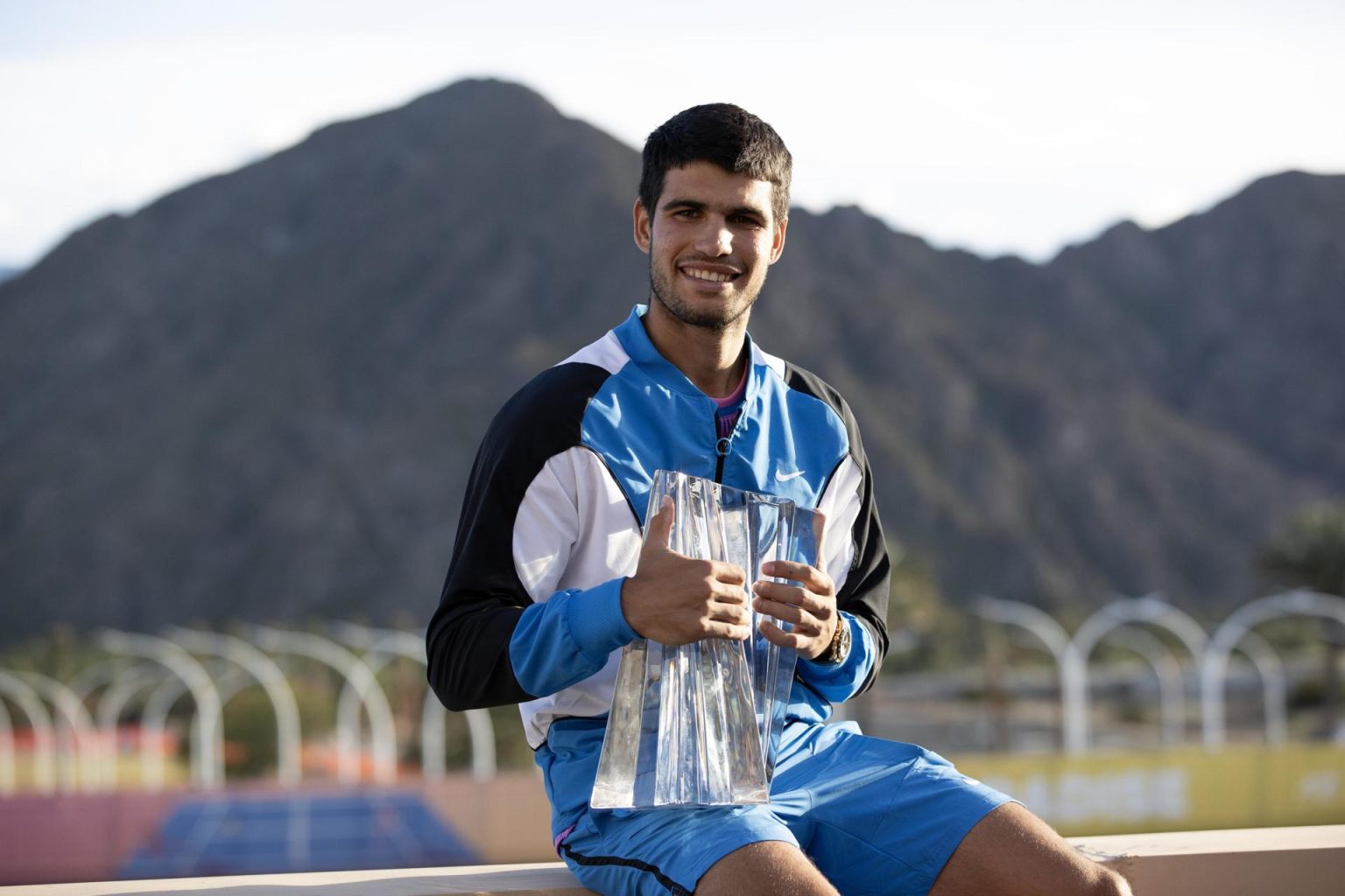 El tenista español Carlos Alcaraz fue registrado este domingo, 17 de marzo, al posar con el trofeo de campeón del Masters 1.000 de Indian Wells, en Indian Wells  (California, EE.UU.). EFE/Daniel Murphy