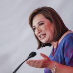 La candidata presidencial del frente opositor Fuerza y Corazón por México Xóchitl Gálvez habla durante la conferencia de prensa "Sin miedo a la verdad", este jueves en la Ciudad de México (México). EFE/ Isaac Esquivel