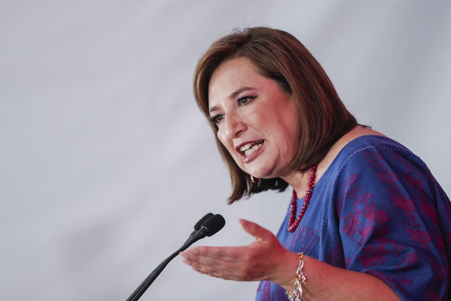 La candidata presidencial del frente opositor Fuerza y Corazón por México Xóchitl Gálvez habla durante la conferencia de prensa "Sin miedo a la verdad", este jueves en la Ciudad de México (México). EFE/ Isaac Esquivel