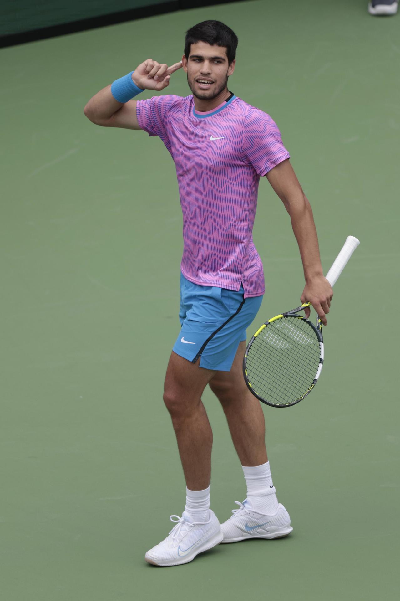 Carlos Alcaraz de España reacciona tras ganar un punto contra Daniill Medvedev de Rusia durante la final masculina del torneo de tenis BNP Paribas Open en Indian Wells, California, EE.UU. EFE/EPA/JUAN G. MABANGLO
