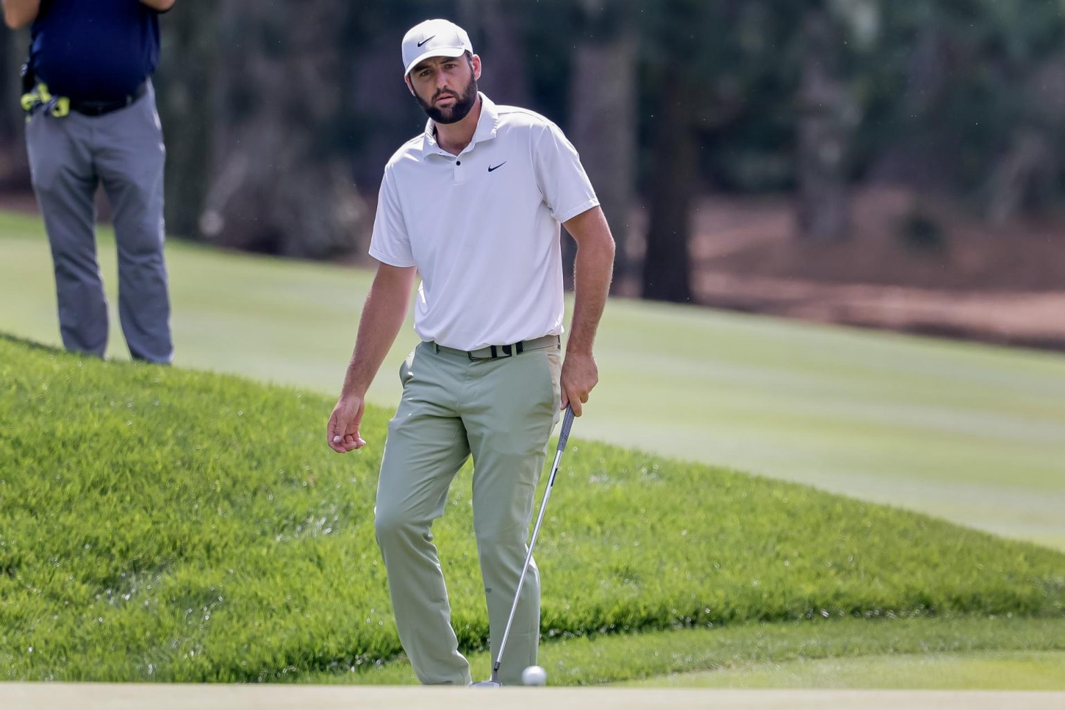 Scottie Scheffler de EE.UU. mira el green en el primer hoyo durante la ronda final del torneo de golf The Players Championship, en Ponte Vedra Beach, Florida, EE.UU . EFE/EPA/ERIK S. MENOR