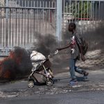 Manifestantes incendian neumáticos durante una protesta este martes en Puerto Príncipe (Haití). EFE/ Johnson Sabin