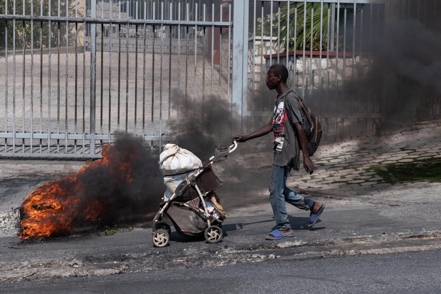 Manifestantes incendian neumáticos durante una protesta este martes en Puerto Príncipe (Haití). EFE/ Johnson Sabin