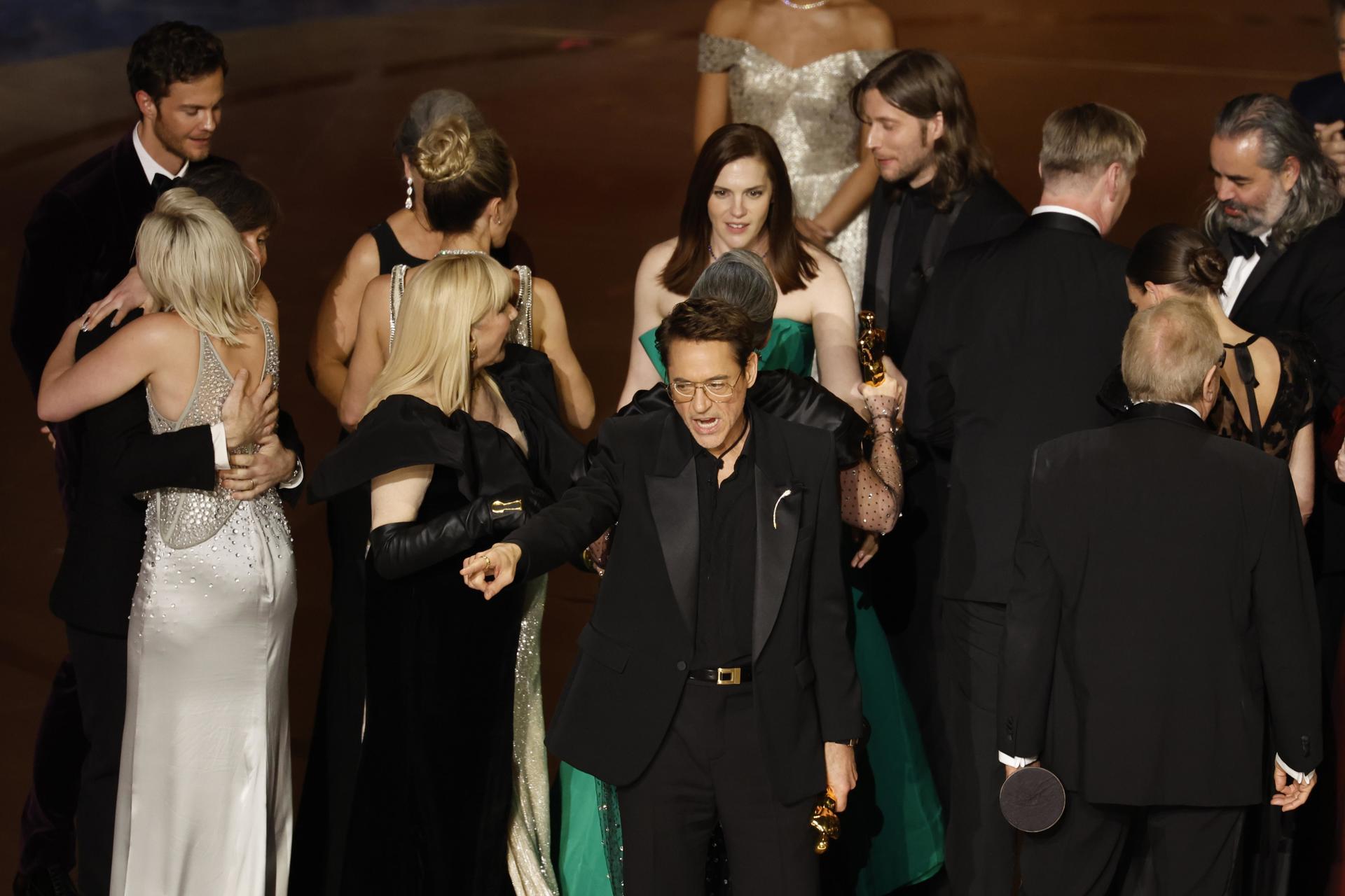 Robert Downey Jr (C) celebra junto al elenco de Oppenheimer celebra después de ganar el premio a mejor película en la edición 96 de los premios Óscar en Los Ángeles (EE.UU.). EFE/EPA/CAROLINE BREHMAN
