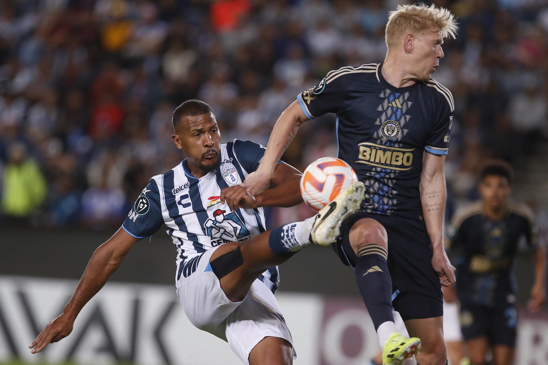 Salomón Rondón (i) de Pachuca disputa el balón con Jakob Glesnes de Philadelphia este jueves, en el partido de vuelta de los octavos de final de la Copa de Campeones de la Concacaf entre CF Pachuca y Philadelphia Union, disputado en el estadio Hidalgo de la ciudad de Pachuca (México). EFE/ David Martínez Pelcastre
