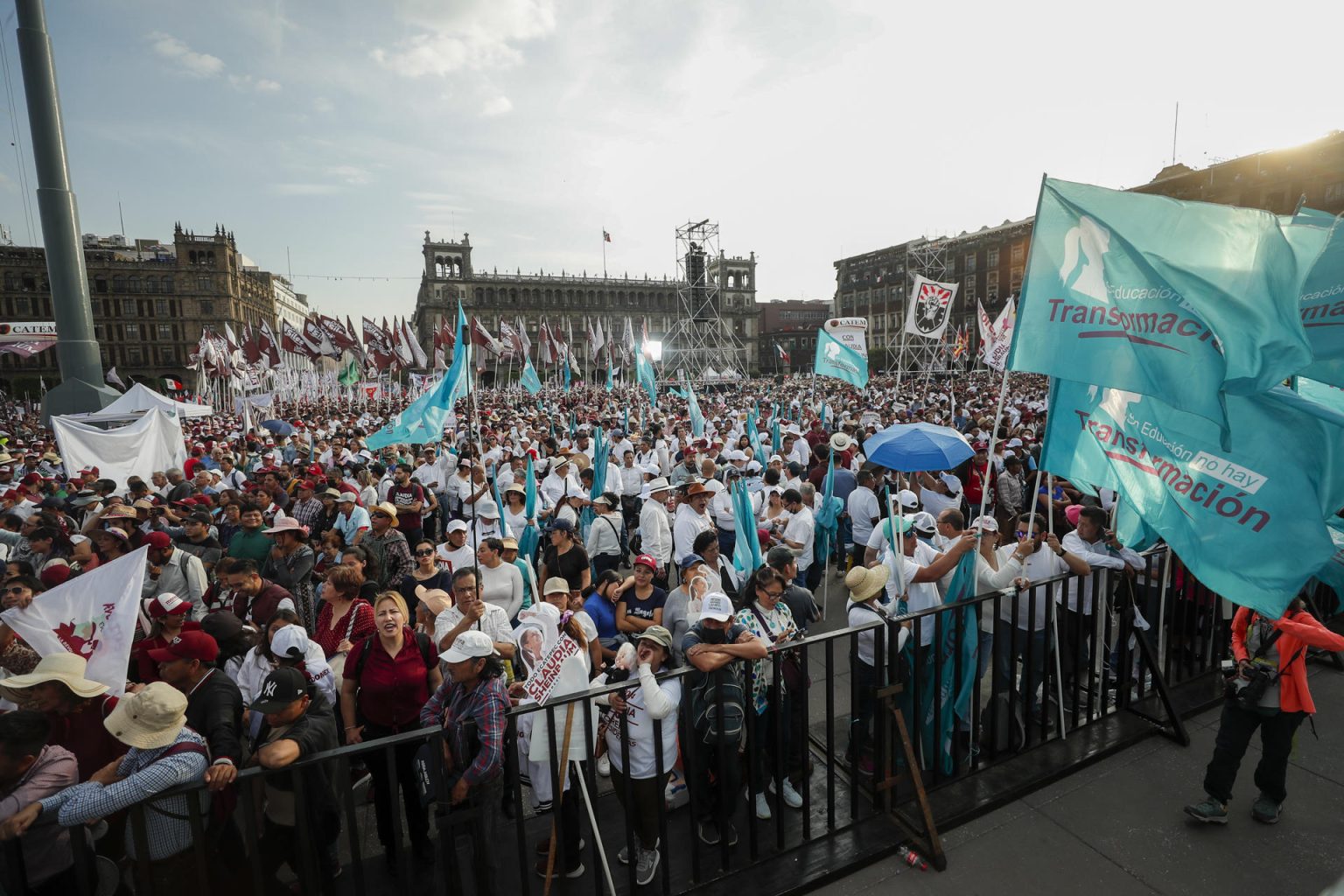 Seguidores de la candidata a la presidencia de México por la coalición Sigamos Haciendo Historia, Claudia Sheinbaum, asisten al acto por el arranque de su campaña en el Zócalo de la Ciudad de México (México). Imagen de archivo. EFE/ Isaac Esquivel