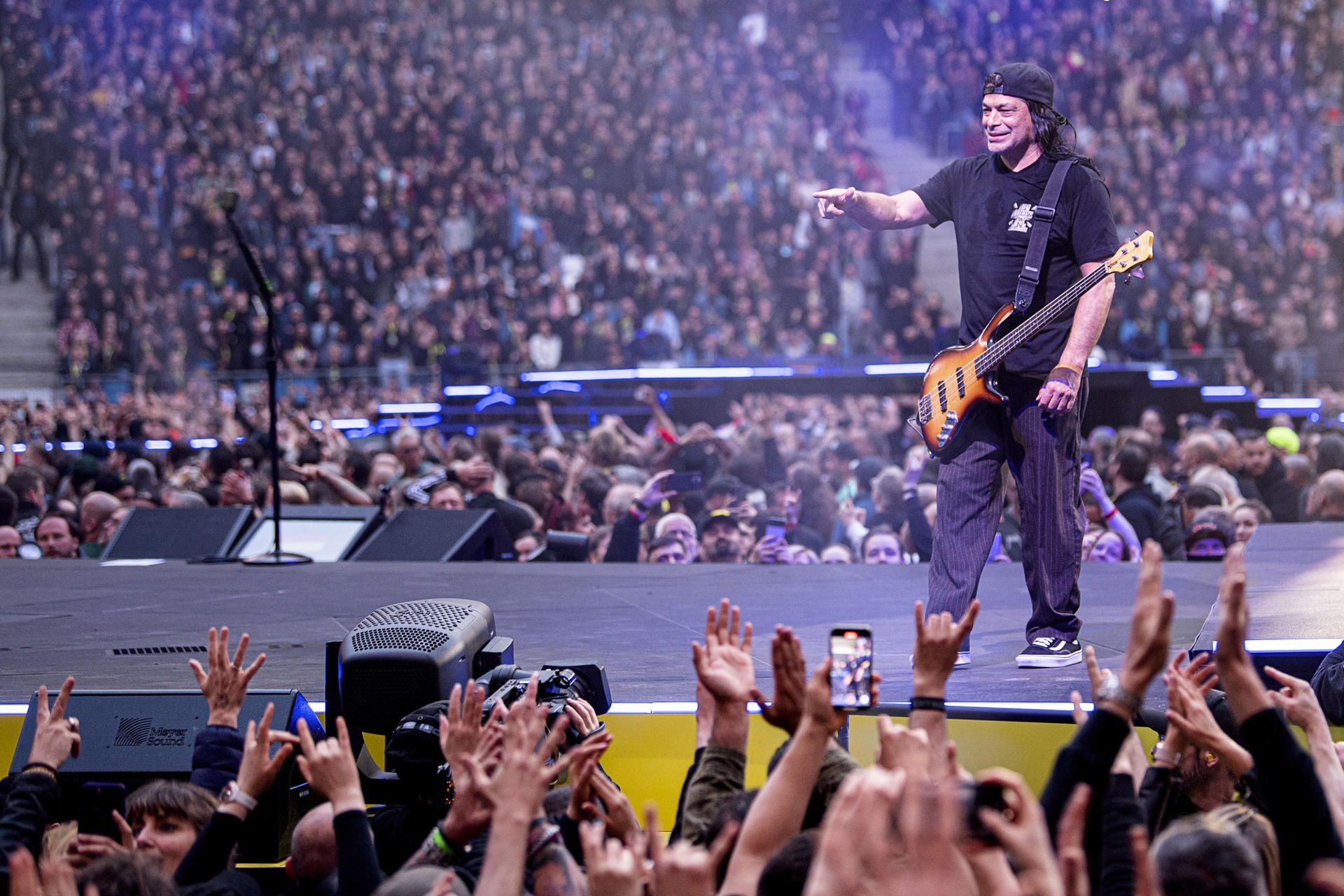 Fotografía cedida por Ross Halfin que muestra al bajista del grupo Metallica Robert Trujillo durante un concierto. EFE/ Ross Halfin SÓLO USO EDITORIAL/SÓLO DISPONIBLE PARA ILUSTRAR LA NOTICIA QUE ACOMPAÑA (CRÉDITO OBLIGATORIO)
