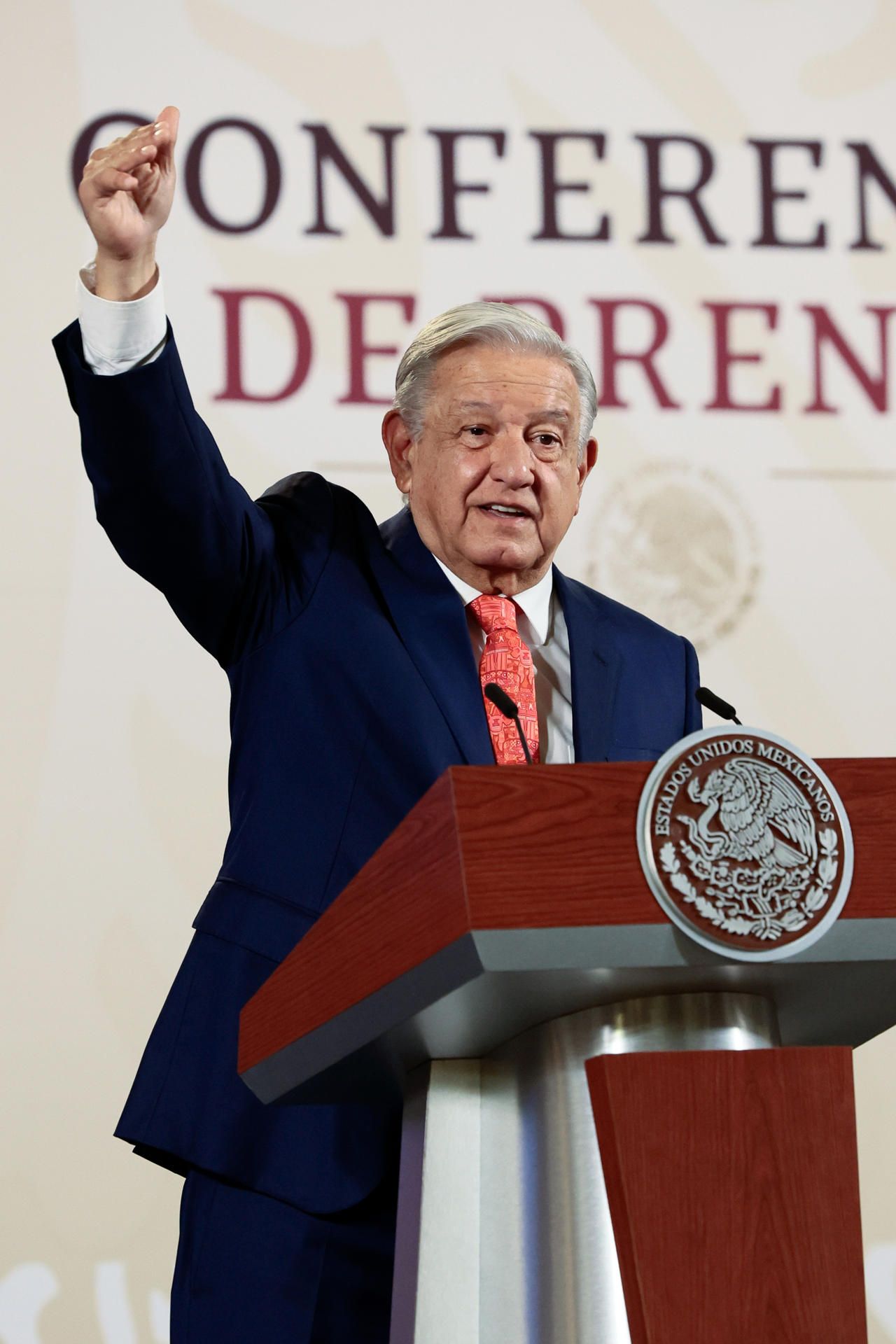 El presidente de México, Andrés Manuel López Obrador, habla durante su conferencia de prensa matutina este lunes, en el Palacio Nacional de la Ciudad de México (México). EFE/ José Méndez
