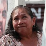 Mari Martínez llora durante la develación de la fotografía de su hijo desaparecido Marco Antonio Amador Martínez, este miércoles frente a Palacio Nacional en la Ciudad de México (México). EFE/Mario Guzmán