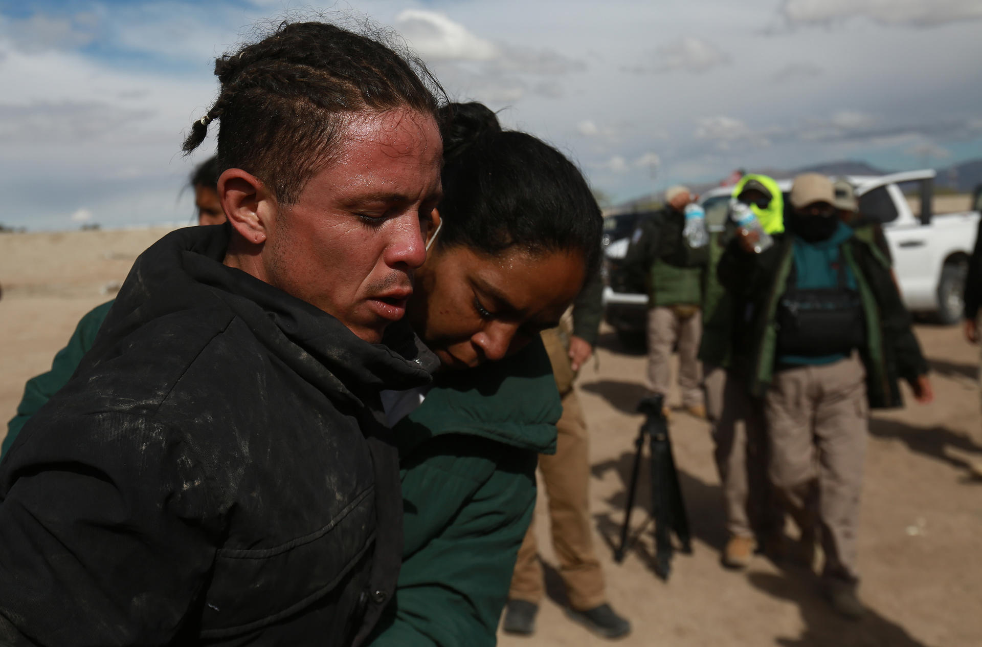 Una pareja de migrantes se retiran tras una trifulca con personal del Instituto Nacional de Migración (INM) este martes, en las inmediaciones de la frontera con Estados Unidos, en Ciudad Juárez (México). EFE/Luis Torres
