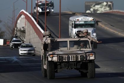 Fotografía de archivo fechada el 31 de marzo de 2024 de integrantes de la Guardia Nacional (GN) mientras realizan labores de patrullaje en Ciudad Juárez, Chihuahua (México). EFE/Luis Torres
