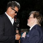 El presidente de la Sociedad Americana de Compositores, Autores y Editores (ASCAP), Paul Williams (d), saluda al cantante colombiano Carlos Vives (i) durante la ceremonia de entrega de los premios este martes, en el Vizcaya Museum & Gardens en Miami, Florida (EE. UU). EFE/Eva Marie Uzcátegui