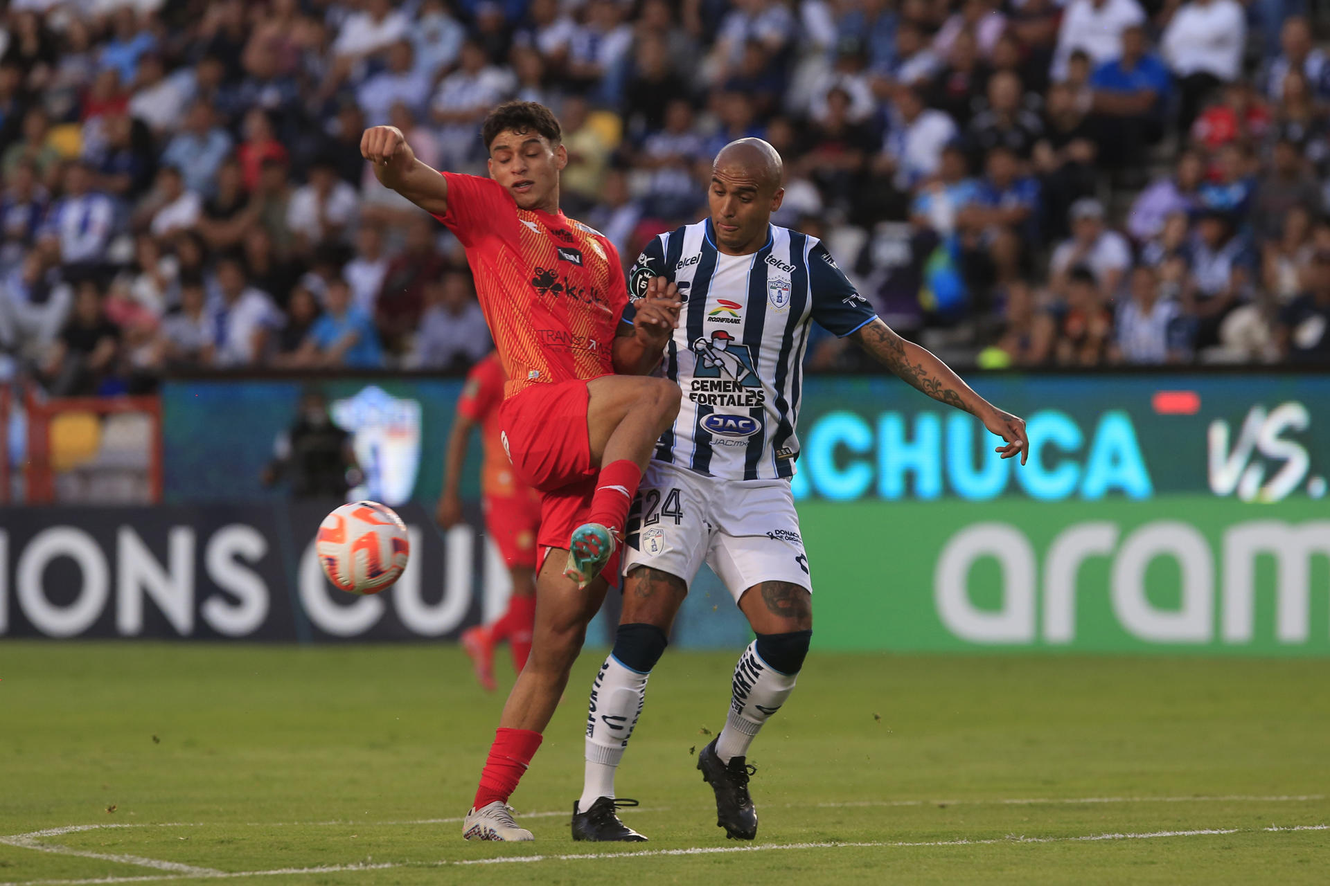 Luis Rodriguez (d) de Pachuca disputa el balón con Alexandre Lezcano de Herediano, durante un partido de vuelta de los cuartos de final de la Concacaf Champions Cup, disputado en el estadio Hidalgo en Pachuca (México). EFE/ David Martínez Pelcastre
