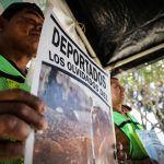 Un migrante de origen mexicano muestra un cartel de denuncia, durante una rueda de prensa este martes en la ciudad de Tijuana (México). EFE/Joebeth Terríquez