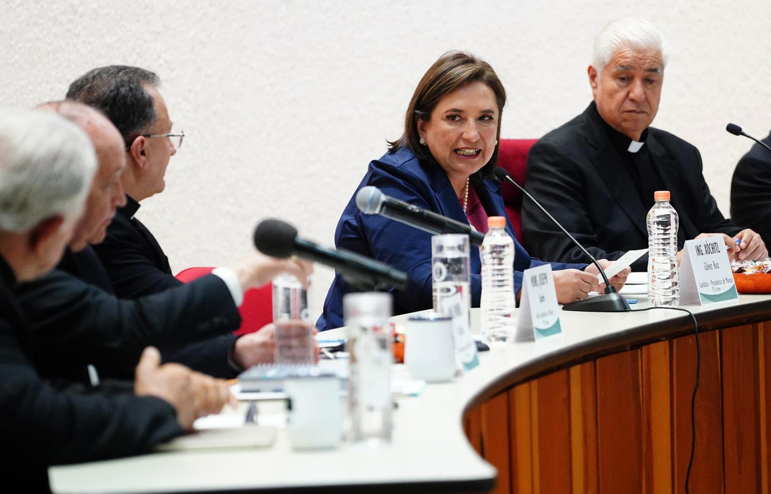 Fotografía cedida por Xóchitl Gálvez prensa donde se observa a la candidata presidencial del frente opositor Fuerza y Corazón por México, Xóchitl Gálvez, durante una reunión en la Conferencia del Episcopado Mexicano (CEM), en la Ciudad de México (México). EFE/ Xóchitl Gálvez Prensa / SOLO USO EDITORIAL/ SOLO DISPONIBLE PARA ILUSTRAR LA NOTICIA QUE ACOMPAÑA (CRÉDITO OBLIGATORIO)