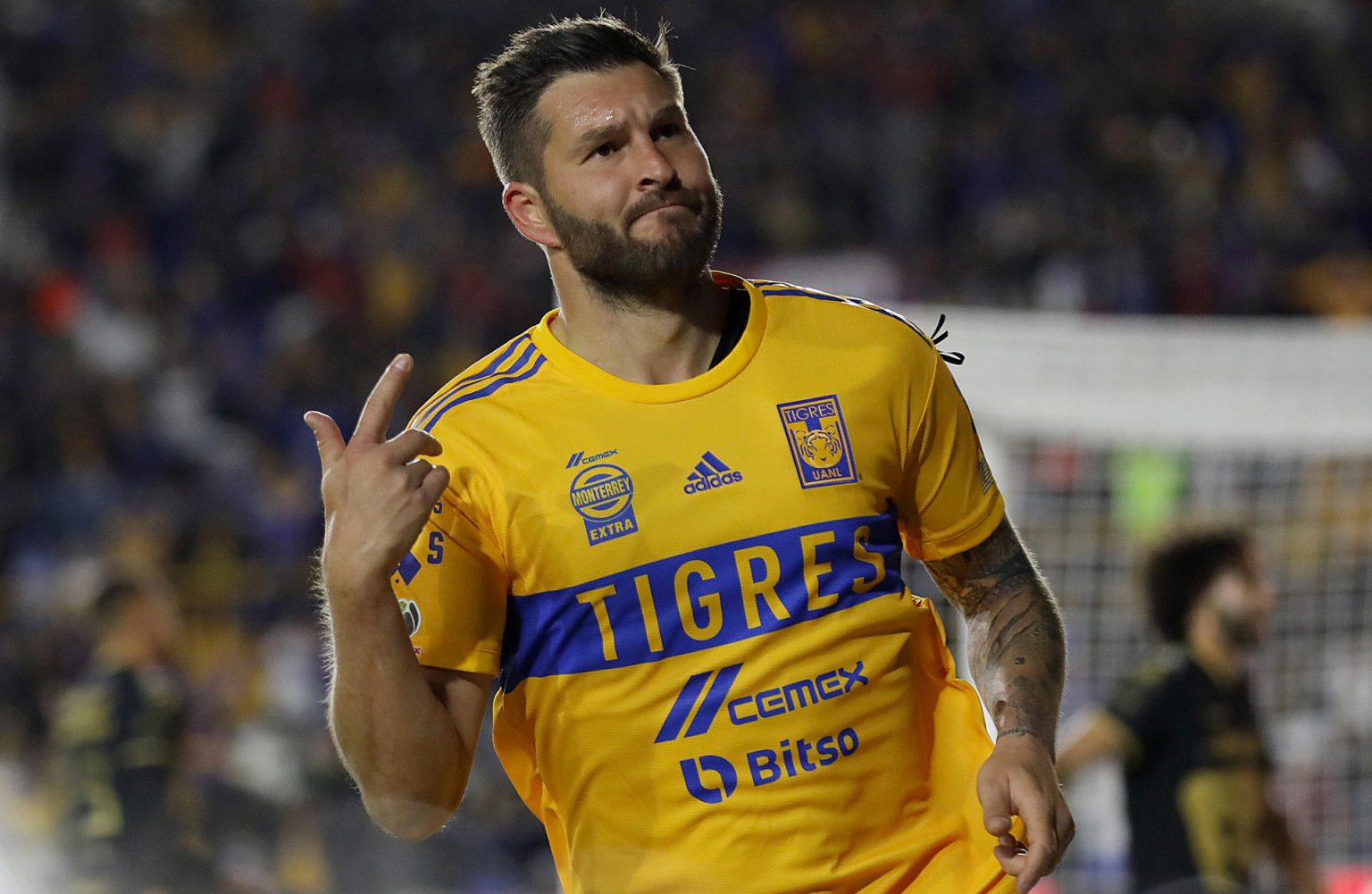 Fotografía de archivo en la que se registró una de las celebraciones del francés André Pierre Gignac con el club mexicano de fútbol Tigres. Gignac anotó el gol del empate a domicilio de su equipo 1-1 ante el Columbus Crew de Estados Unidos, durante el partido de ida de esta llave de los cuartos de final de la Copa de campeones de Concacaf. EFE/Antonio Ojeda