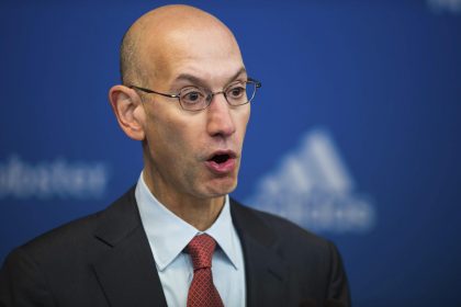 Fotografía de archivo en la que se registró al comisionado de la NBA, Adam Silver, en Berlín (Alemania). EFE/Lukas Schulze