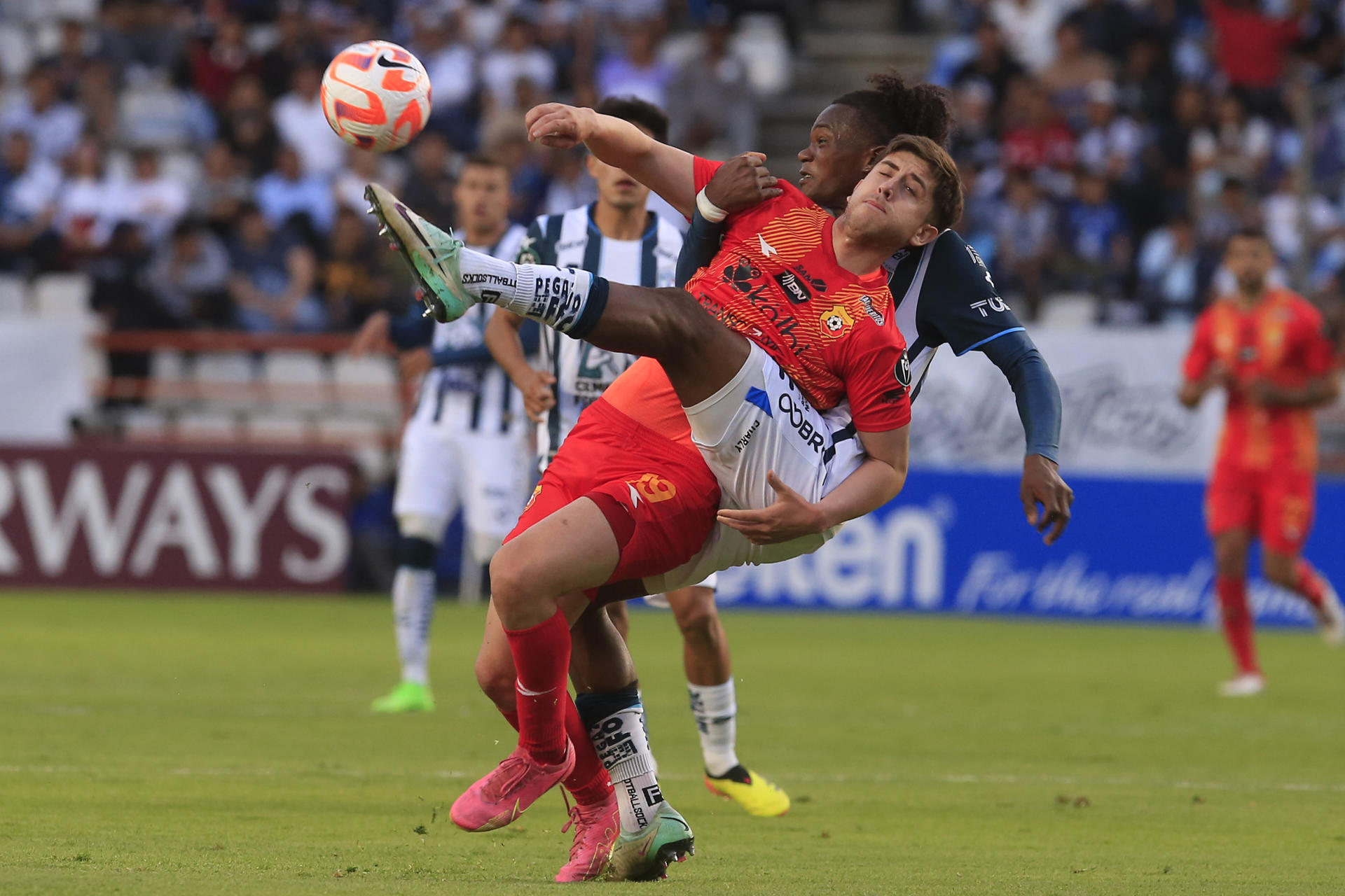 Andres Micolta (atrás) de Pachuca disputa el balon con Adrian Garza de Herediano este miércoles, en el partido de vuelta ante Pachuca en los cuartos de final de la Liga de Campeones de la Concacaf disputado en el estadio Hidalgo de la ciudad de Pachuca (México). EFE/ David Martínez Pelcastre
