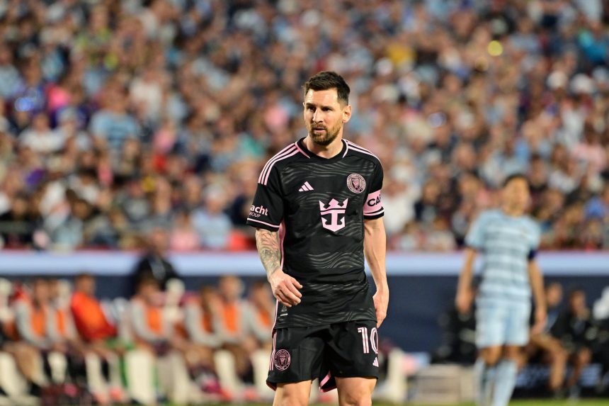 Lionel Messi, atacante estrella del Inter Miami fue registrado el pasado 13 de abril, durante un partido de la MLS contra el Sporting KC, en el estadio Arrowhead de Kansas City (Misuri, EE.UU.). EFE/Tim Vizer