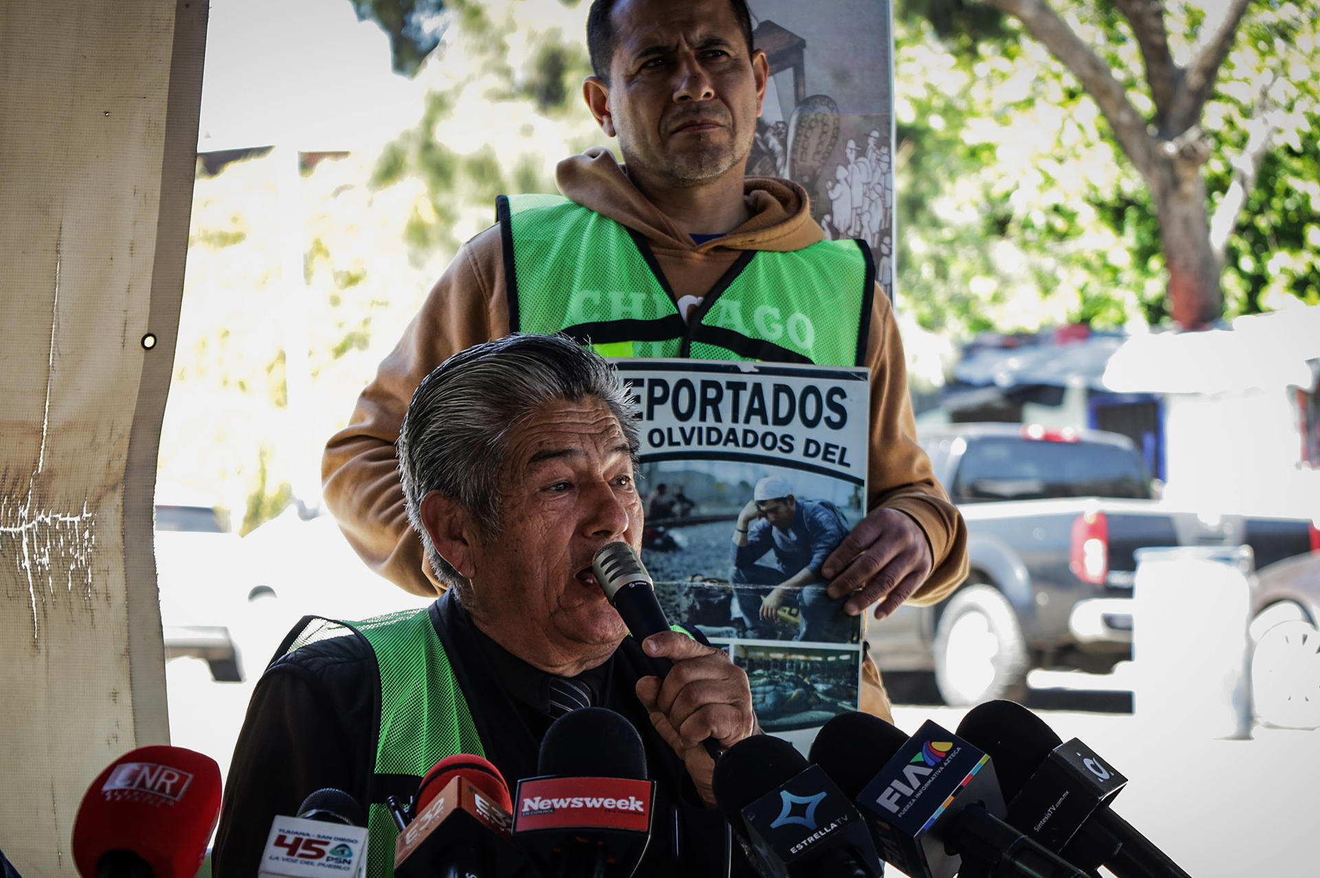 El presidente de la organización civil Ángeles Sin Fronteras, Sergio Tamai habla durante una rueda de prensa este martes en la ciudad de Tijuana (México). EFE/Joebeth Terríquez
