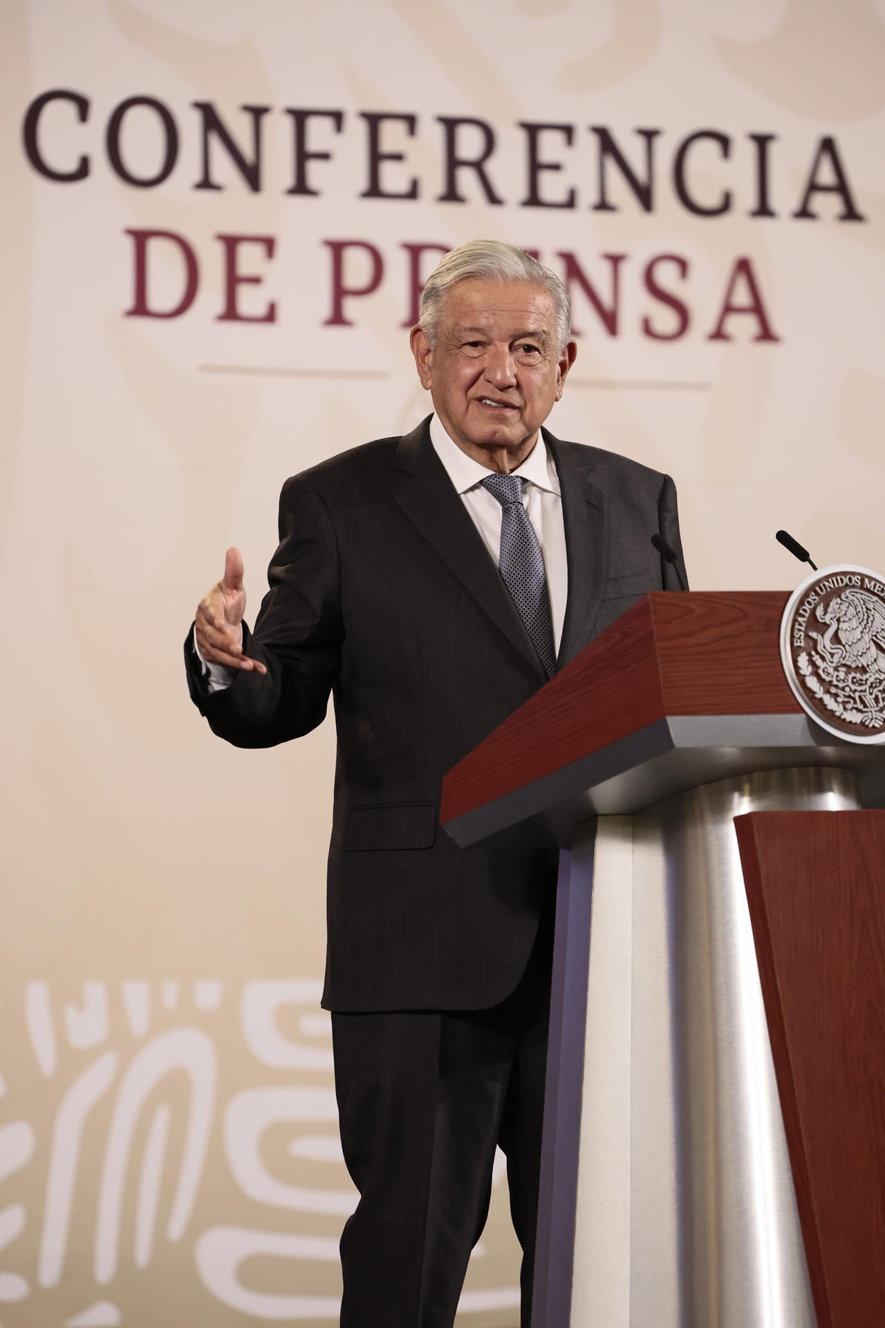 El presidente de México, Andrés Manuel López Obrador, participa durante su conferencia de prensa matutina este miércoles en Palacio Nacional en la Ciudad de México (México). EFE/José Méndez
