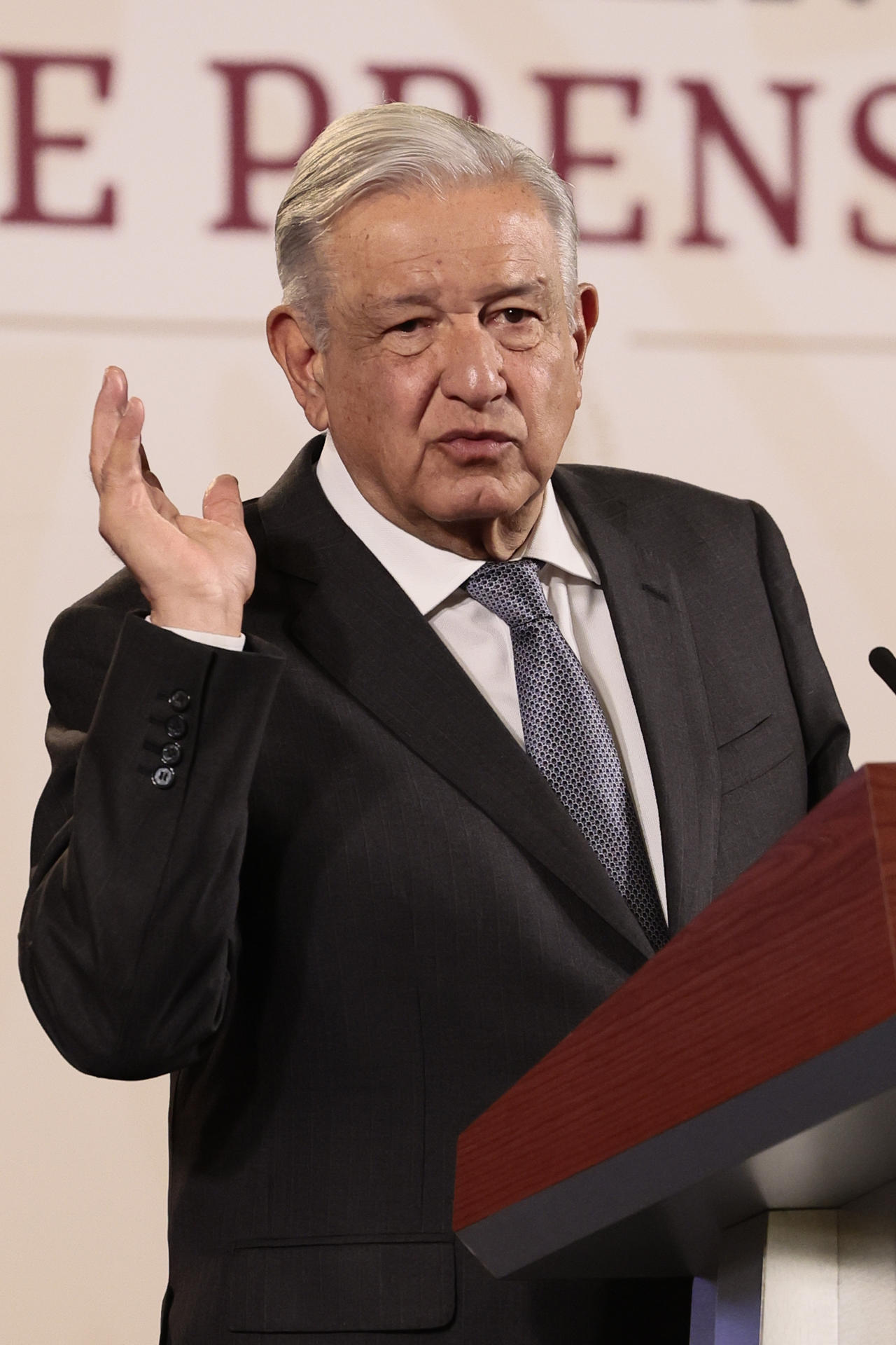 El presidente de México, Andrés Manuel López Obrador, participa durante su conferencia de prensa matutina este miércoles en Palacio Nacional en la Ciudad de México (México). EFE/José Méndez