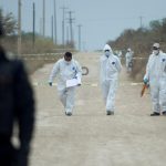 Peritos forenses trabajan en la zona donde fueron hallados cuatro cadáveres en el municipio de Pesquería, en el estado de Nuevo León (México). Archivo. EFE/STR