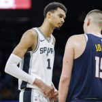 El pívot francés de San Antonio Spurs Victor Wembanyama (i) y el serbio de Denver Nuggets Nikola Jokic, protagonistas en el partido más destacado de la jornada de la NBA, en una foto de archivo. EFE/EPA/ADAM DAVIS SHUTTERSTOCK OUT