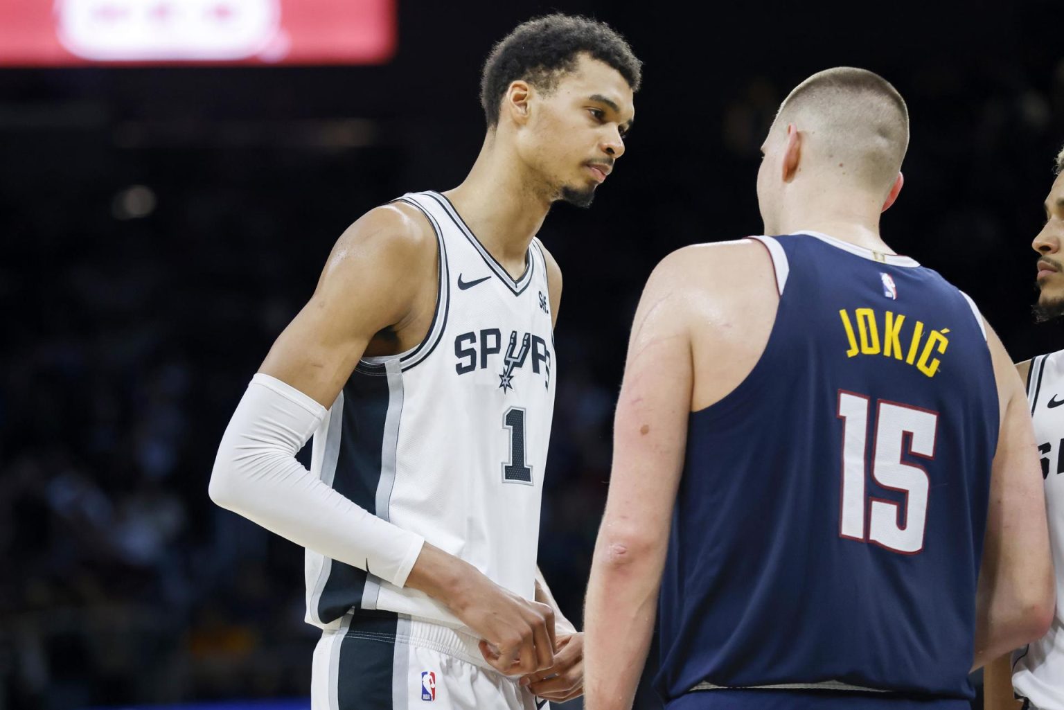 El pívot francés de San Antonio Spurs Victor Wembanyama (i) y el serbio de Denver Nuggets Nikola Jokic, protagonistas en el partido más destacado de la jornada de la NBA, en una foto de archivo. EFE/EPA/ADAM DAVIS SHUTTERSTOCK OUT