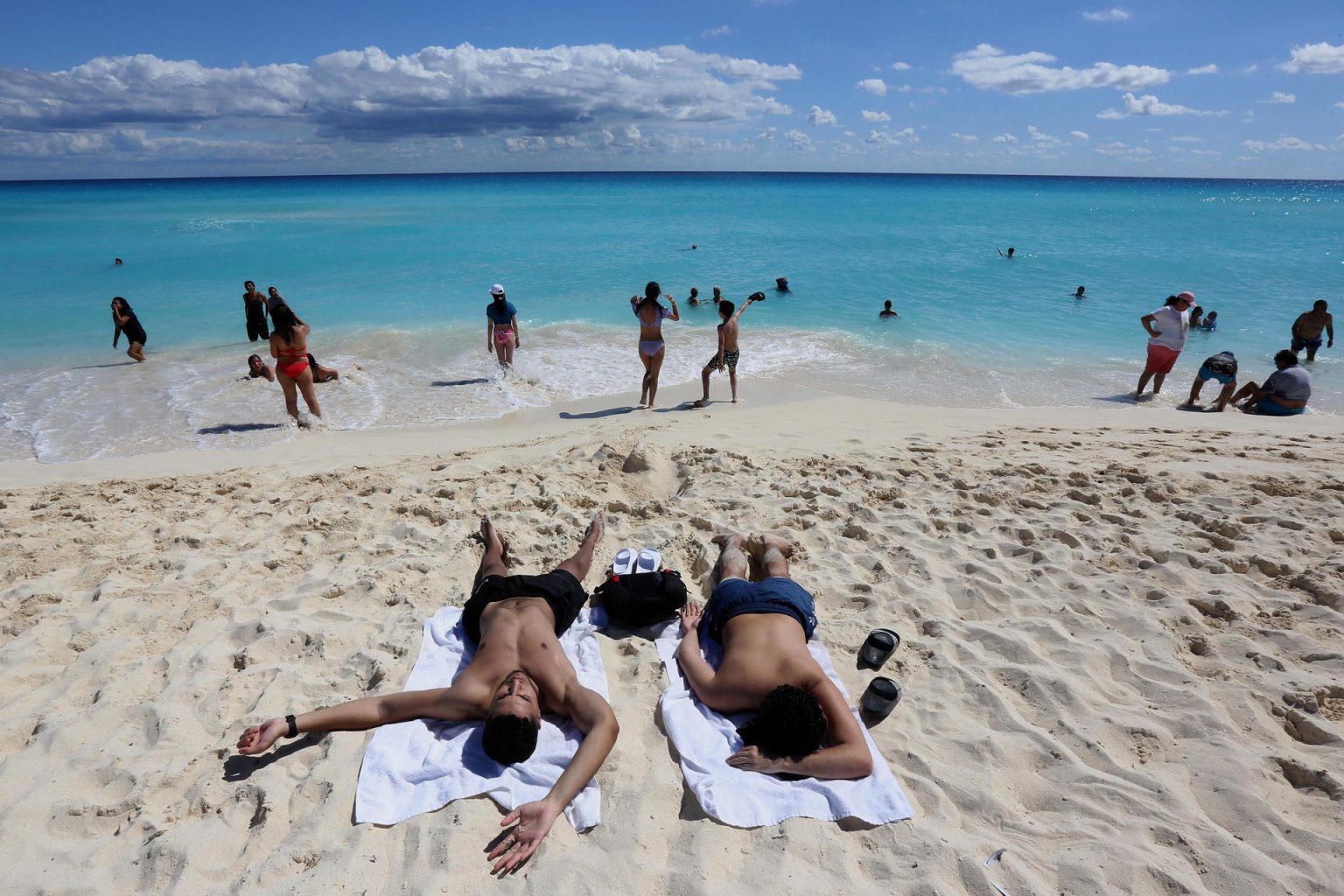 Fotografía fechada el 1 de febrero de 2024, que muestra turistas mientras descansan en una playa, del balneario de Cancún, en Quintana Roo (México). EFE/Alonso Cupul