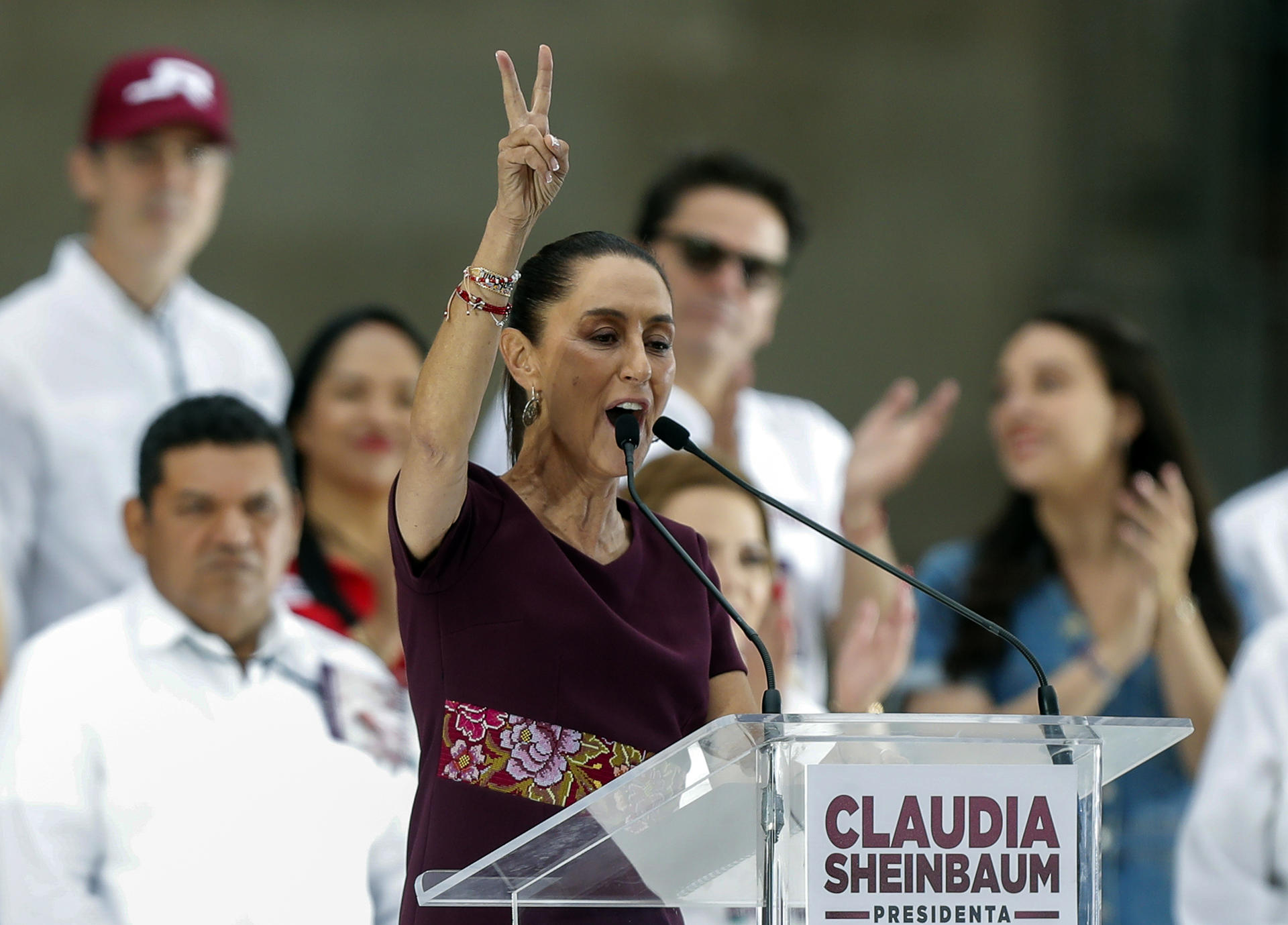 La candidata presidencial oficialista Claudia Sheinbaum, participa durante su cierre de campaña este miércoles en el Zócalo de la Ciudad de México (México). EFE/ Isaac Esquivel
