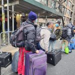 Personas migrantes venezolanas desalojadas del hotel Watson esperan en la afueras del edificio en Nueva York (EEUU). Imagen de archivo. EFE/ Ruth E. Hernández
