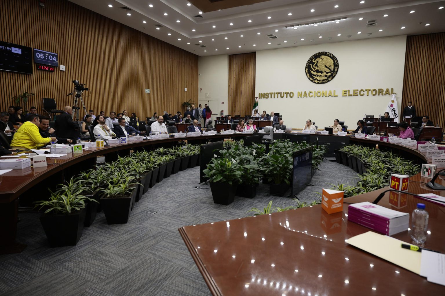 Fotografía que muestra asistentes durante una sesión celebrada este miércoles en el Instituto Nacional Electoral (INE), en la Ciudad de México (México). EFE/José Méndez