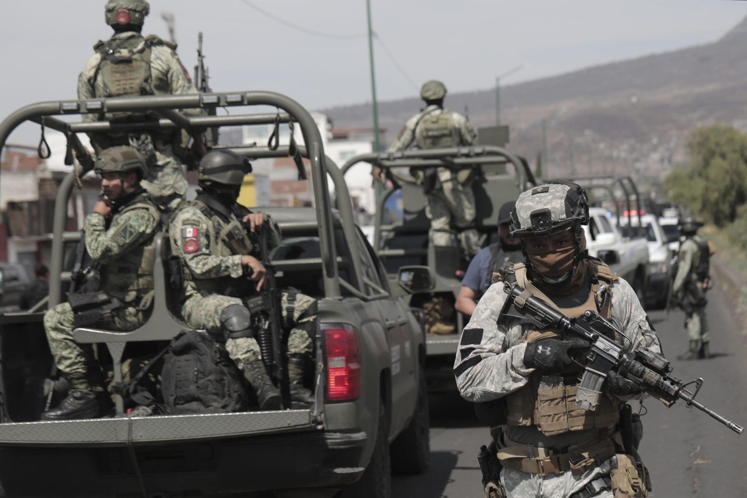 Personal del Ejercito Mexicano y de la Guardia Nacional (GN), realizan labores de patrullaje el 25 de marzo de 2024 en la ciudad de Morelia (México). EFE/Iván Villanueva