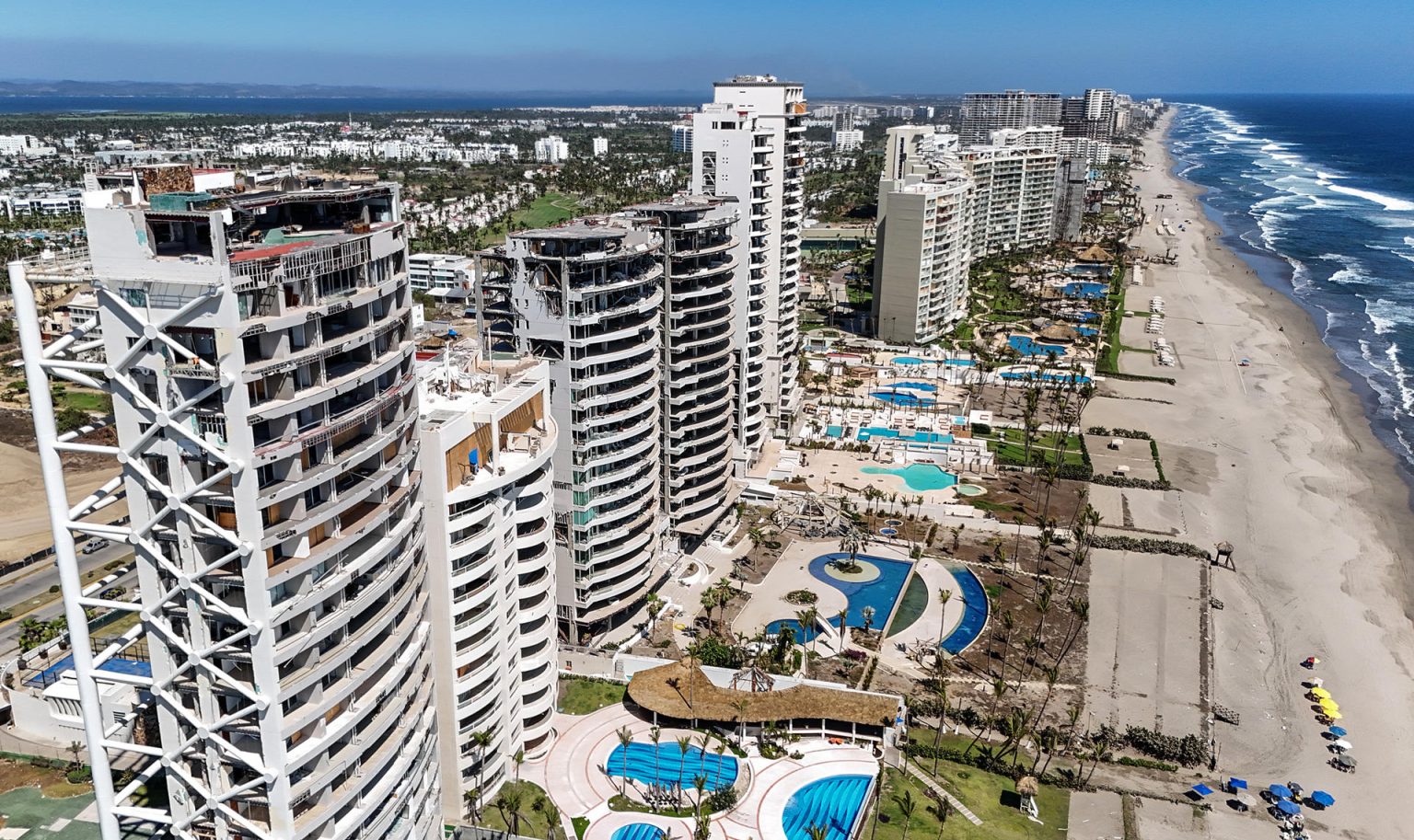 Fotografía de archivo fechada el 8 de abril de 2024, donde se observan hoteles dañados por el huracán Otis que afecto el balneario de Acapulco en Guerrero (México). EFE/ David Guzmán