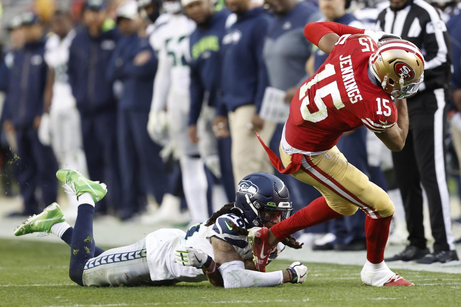 Fotografía de archivo del receptor de los San Francisco 49ers Jauan Jennings (d) que transporta el ovoide con la marca de Ryan Neal (i) de los Seattle Seahawks. EFE/EPA/JOHN G. MABANGLO