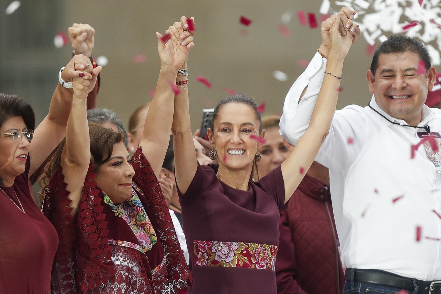 La candidata presidencial oficialista Claudia Sheinbaum (c), participa durante su cierre de campaña este miércoles en el Zócalo de la Ciudad de México (México). EFE/ Isaac Esquivel